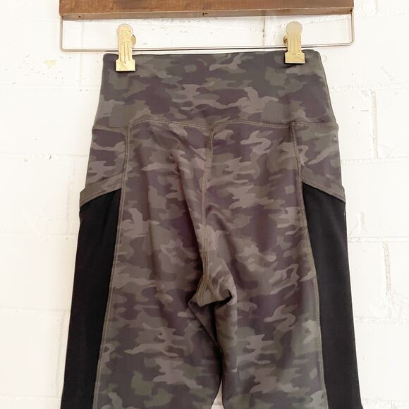 GOOD AMERICAN Pocket Sculpt Camo Leggings XS - Picture 7 of 10
